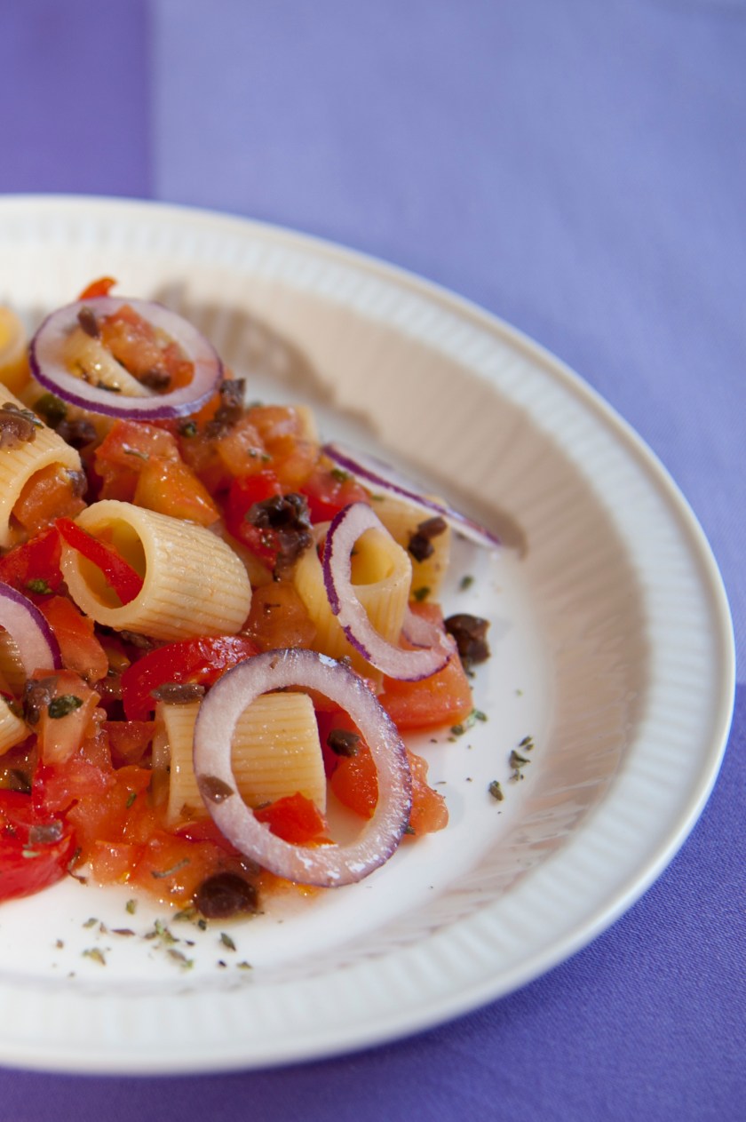 mezze maniche e pesto di olive